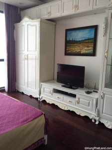 Tivi phòng ngủ căn hộ Royal City 111m2 đủ đồ