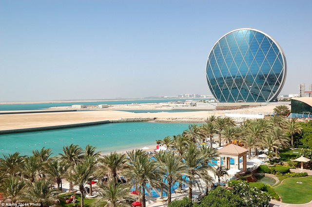 công trình khác cũng có lối thiết kế hình đồng xu đó là trụ sở chính của Aldar ở Abu Dhabi