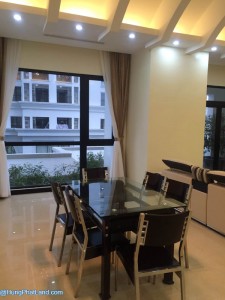 Bàn ăn căn hộ Royal City 181m2 này