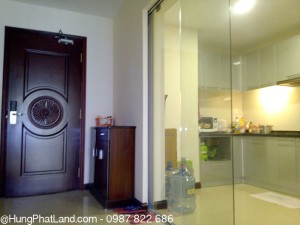 Cửa ra vào căn hộ Royal City R1 124m2 đủ đồ