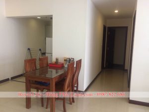 Bàn ăn căn hộ Royal City R1 111m2 đủ đồ