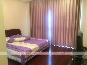 Phòng ngủ lớn Royal City R1 111m2 đủ đồ