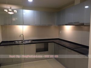 Bếp của căn hộ Royal City R1 145m2 không đồ