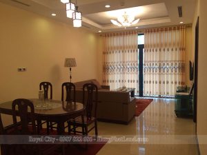 Phòng khách căn hộ Royal City R4 105m2 đủ đồ cho thuê
