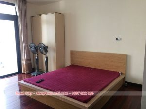 Giường phòng ngủ 1 - chung cư Royal City R5 đủ đồ