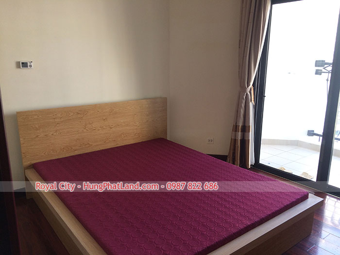 Giường phòng ngủ 2 - căn hộ Royal City R5 93m2 đủ đồ
