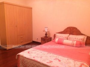 Giường phòng ngủ nhỏ của căn hộ Royal City