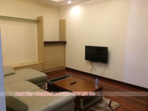 Tivi phòng khách Royal City R5 93m2 đủ đồ