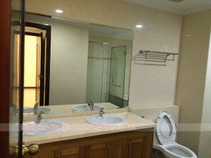 Vệ sinh căn hộ Royal City R1 3 ngủ
