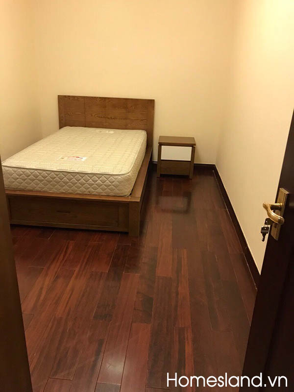 Giường phòng ngủ nhỏ - căn hộ Royal City đủ đồ