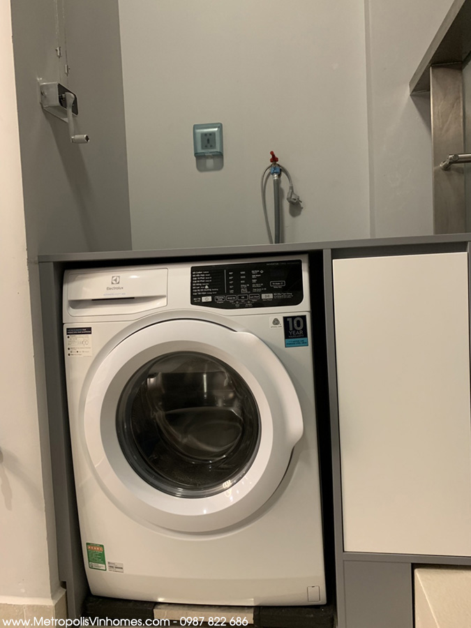 Máy giặt căn hộ 1 ngủ - Electrolux đặt tại ban công.