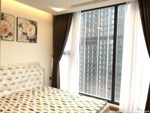 Giường phòng ngủ lớn - căn hộ Vinhomes Metropolis M3 78m2 2 ngủ đủ đồ.