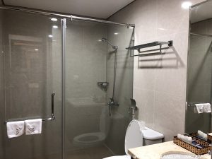 Vệ sinh căn hộ Royal City 3 ngủ đủ đồ.