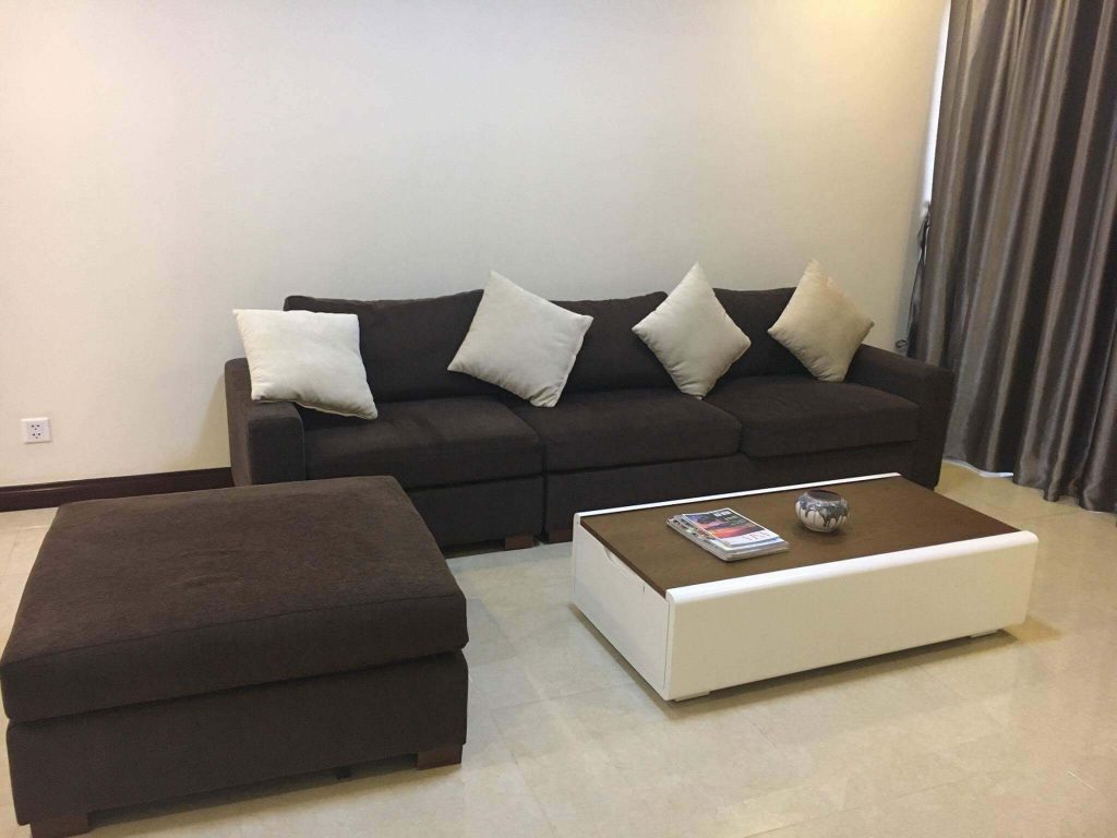 Bộ sofa và bàn uống nước phòng khách căn hộ 2PN R3 Royal City