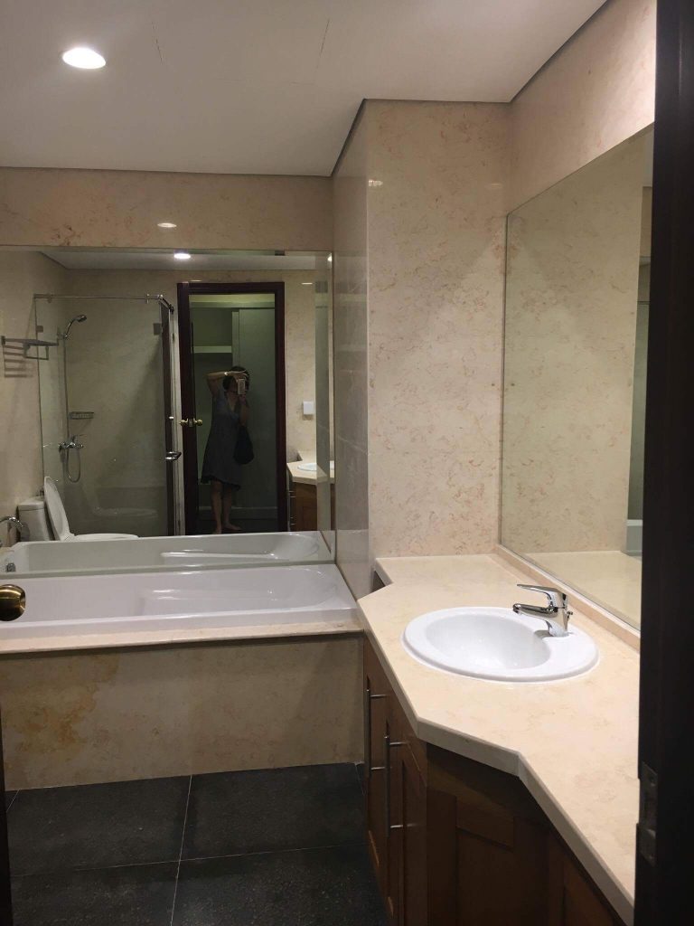 Nhà vệ sinh phòng ngủ master căn hộ 2PN R3 Royal City