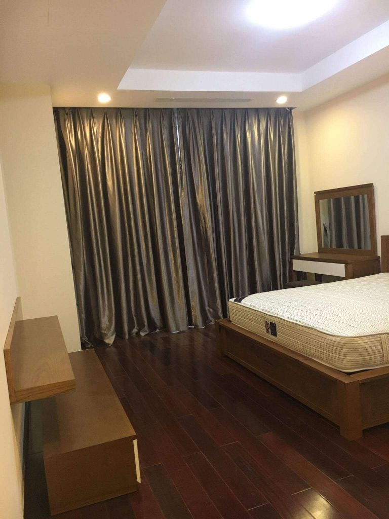 Không gian phòng ngủ master căn hộ 2PN R3 Royal City