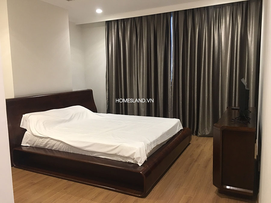 Không gian Phòng ngủ lớn & Giường - căn hộ R6 Royal City cho thuê đủ đồ 