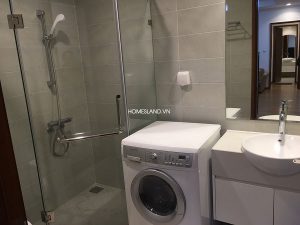 Máy giặt trong nhà vệ sinh phòng khách - căn hộ Royal City R6