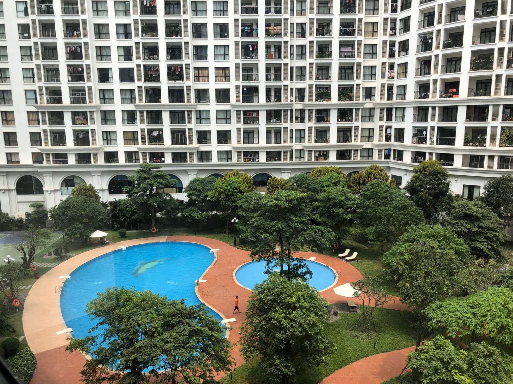 View bể bơi của căn hộ 2 ngủ R3 Royal City