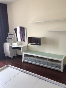 Kệ tivi + bàn trang điểm trong phòng ngủ của căn hộ R5 102m2 Royal City
