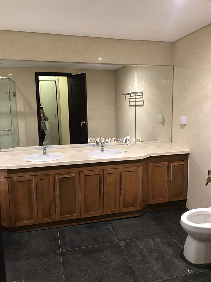 Nhà vệ sinh phòng ngủ Master căn hộ R5 Royal City 2 ngủ không đồ (18m2) & có bồn tắm nằm