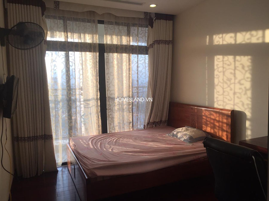 Giường phòng ngủ 2 - căn hộ Royal City R1 110m2 