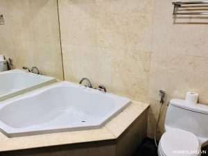 Nhà vệ sinh (có bồn tắm nằm) tại phòng Master
