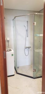 Bồn tắm đứng của căn hộ