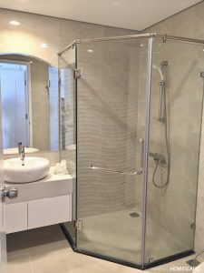 Bồn tắm đứng của căn hộ