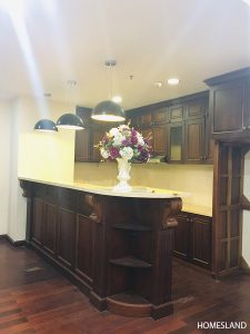 Không gian bếp & quầy mini bar - căn hộ 2 ngủ, toà R2
