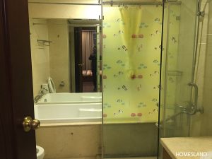 Bồn tắm nằm trong phòng ngủ Master