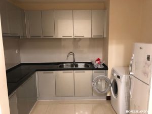 Bếp của căn hộ 2 ngủ tòa R5 cho thuê đủ đồ 15 triệu