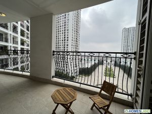 Ban công: rộng rãi - View trực diện xuống Quảng trường.